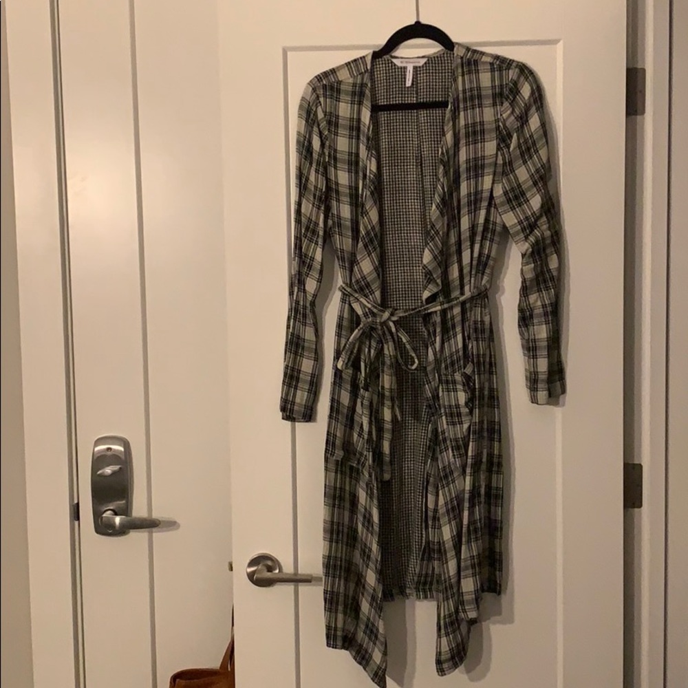 HP 🖤 Black and white duster. BCBG - Picture 2 of 3
